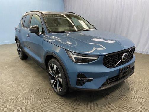 2025 Volvo XC40 B5 Ultra Dark Theme