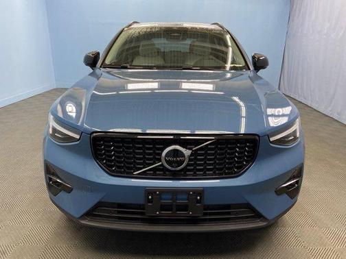 2025 Volvo XC40 B5 Ultra Dark Theme
