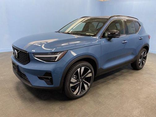 2025 Volvo XC40 B5 Ultra Dark Theme