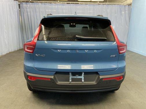 2025 Volvo XC40 B5 Ultra Dark Theme