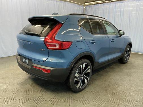 2025 Volvo XC40 B5 Ultra Dark Theme