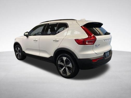 Crystal White Metallic 2023 Volvo XC40 B5 Plus Dark Theme