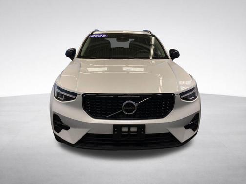 Crystal White Metallic 2023 Volvo XC40 B5 Plus Dark Theme