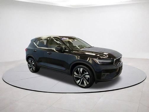 2024 Volvo XC40 B5 Plus Bright Theme