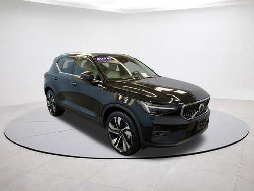 2024 Volvo XC40 B5 Plus Bright Theme