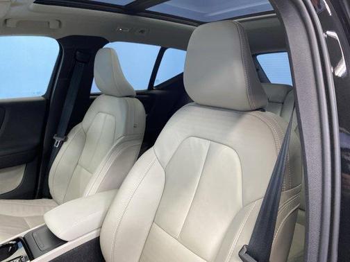 2024 Volvo XC40 B5 Plus Bright Theme