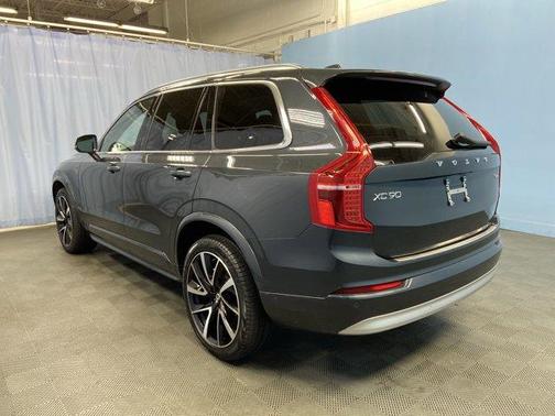 2022 Volvo XC90 T6 Momentum 7 Passenger