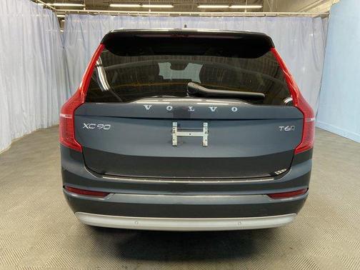 2022 Volvo XC90 T6 Momentum 7 Passenger
