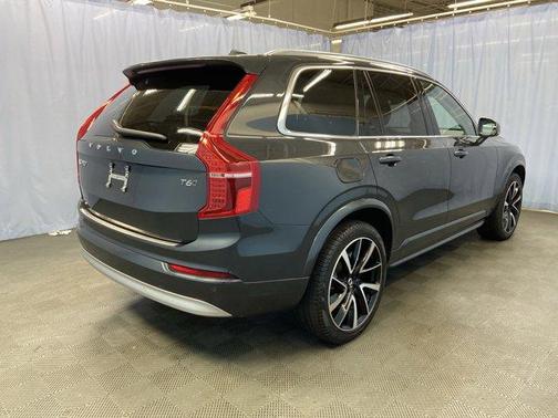 2022 Volvo XC90 T6 Momentum 7 Passenger