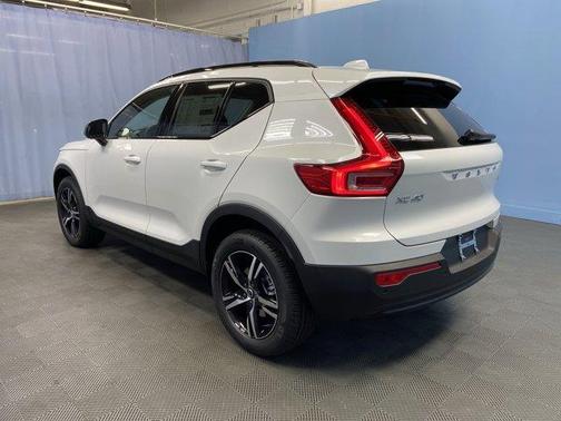 2026 Volvo XC40 B5 Core