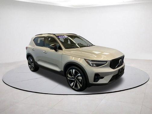 2025 Volvo XC40 B5 Plus Dark Theme