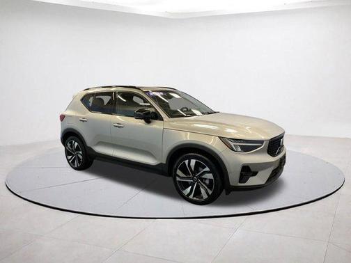 2025 Volvo XC40 B5 Plus Dark Theme
