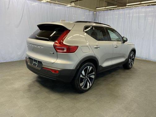 2025 Volvo XC40 B5 Plus Dark Theme