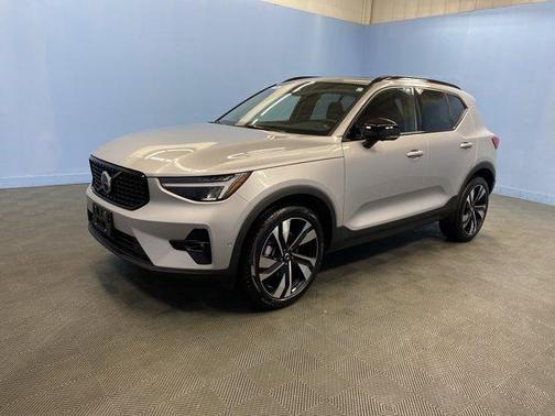 2025 Volvo XC40 B5 Plus Dark Theme