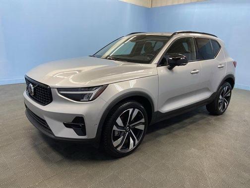 2025 Volvo XC40 B5 Plus Dark Theme