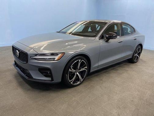 2024 Volvo S60 B5 Core Dark Theme