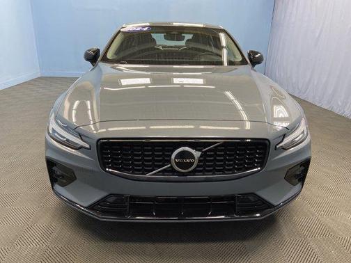 2024 Volvo S60 B5 Core Dark Theme