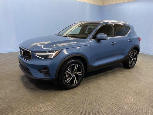 2025 Volvo XC40 B5 Core Bright Theme