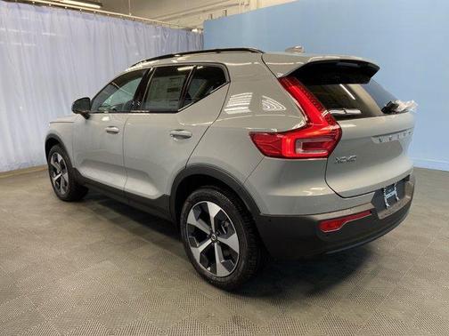 2025 Volvo XC40 B5 Plus Dark Theme