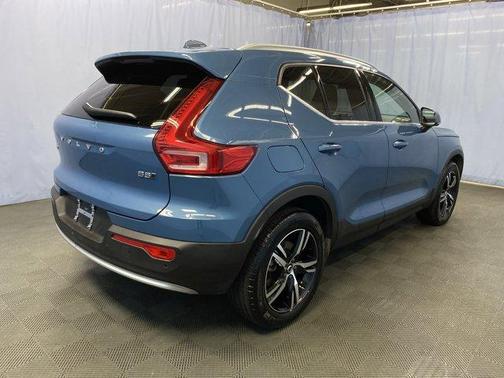 2025 Volvo XC40 B5 Core Bright Theme