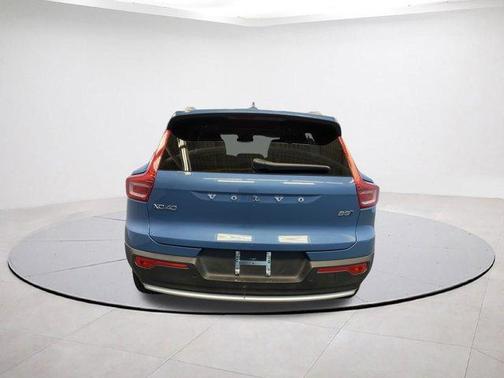 2025 Volvo XC40 B5 Core Bright Theme