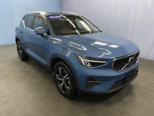 2025 Volvo XC40 B5 Core Bright Theme