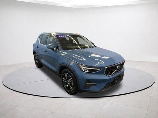 2025 Volvo XC40 B5 Core Bright Theme