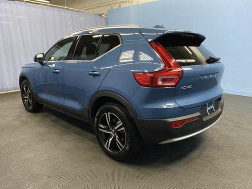 2025 Volvo XC40 B5 Core Bright Theme