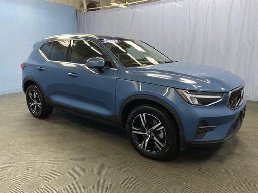 2025 Volvo XC40 B5 Core Bright Theme