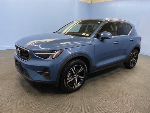 2025 Volvo XC40 B5 Core Bright Theme
