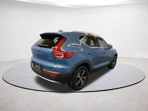 2025 Volvo XC40 B5 Core Bright Theme