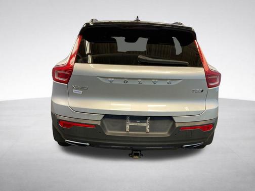 Bright Silver Metallic 2019 Volvo XC40 R-DESIGN