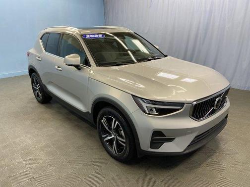2025 Volvo XC40 B5 Core Bright Theme