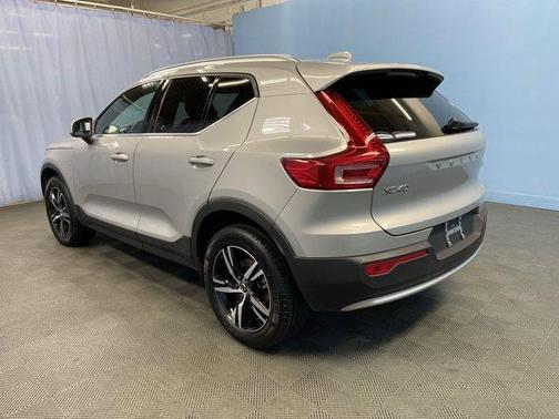 2025 Volvo XC40 B5 Core Bright Theme