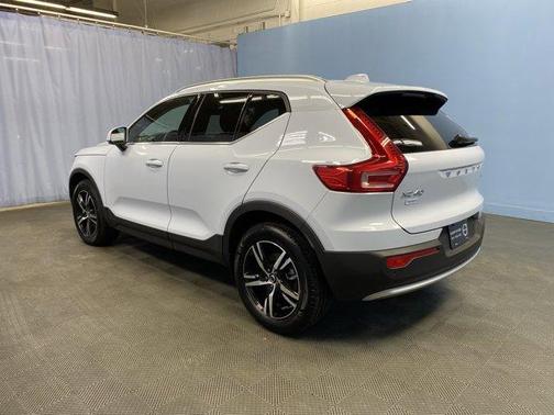 2025 Volvo XC40 B5 Core Bright Theme