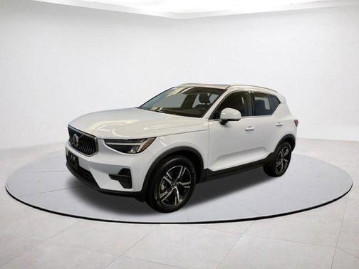 2025 Volvo XC40 B5 Core Bright Theme
