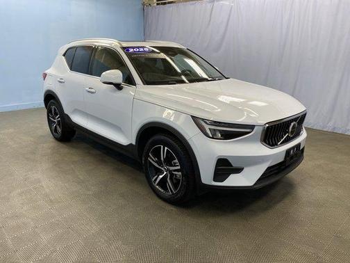 2025 Volvo XC40 B5 Core Bright Theme
