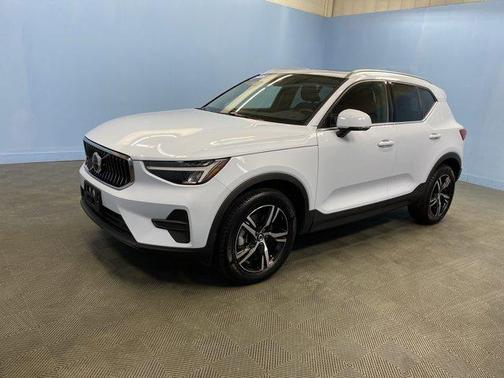 2025 Volvo XC40 B5 Core Bright Theme