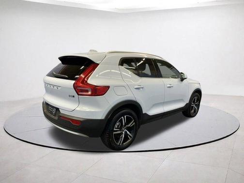 2025 Volvo XC40 B5 Core Bright Theme