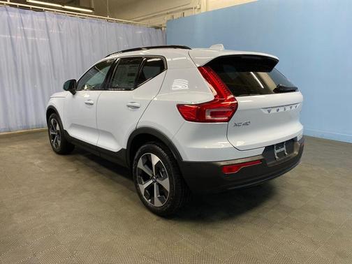 Cloud 9 White 2026 Volvo XC40 B5 Plus