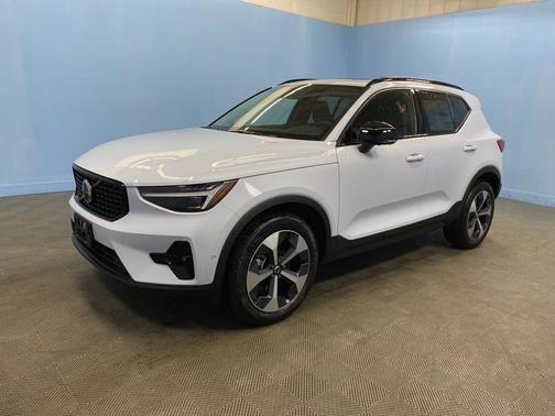 Cloud 9 White 2026 Volvo XC40 B5 Plus