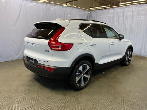 Cloud 9 White 2026 Volvo XC40 B5 Plus