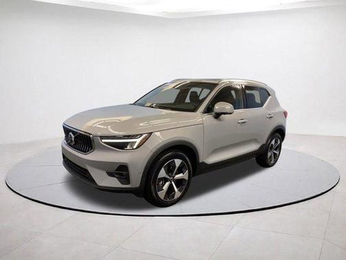 2025 Volvo XC40 B5 Plus Bright Theme