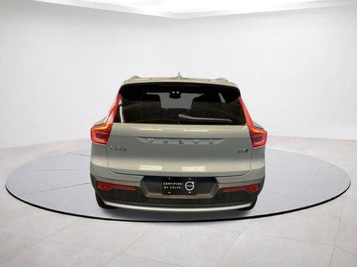 2025 Volvo XC40 B5 Plus Bright Theme