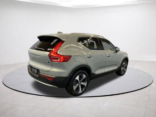2025 Volvo XC40 B5 Plus Bright Theme