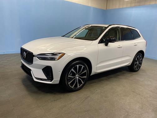 2023 Volvo XC60 B5 Plus Dark Theme