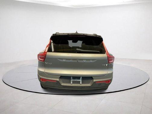 2022 Volvo XC40 T5 R-Design