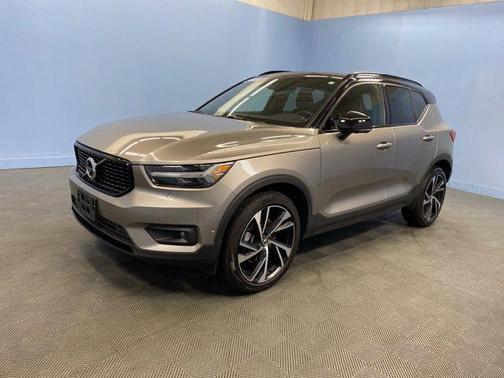 2022 Volvo XC40 T5 R-Design