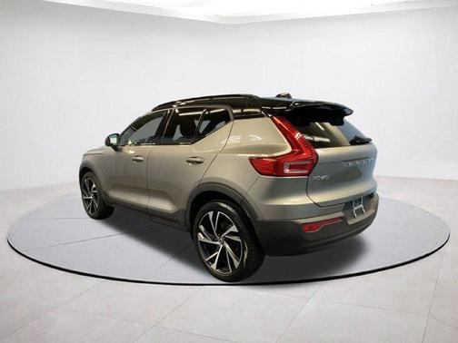 2022 Volvo XC40 T5 R-Design