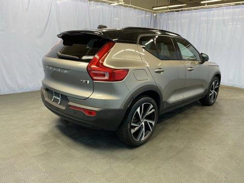 2022 Volvo XC40 T5 R-Design